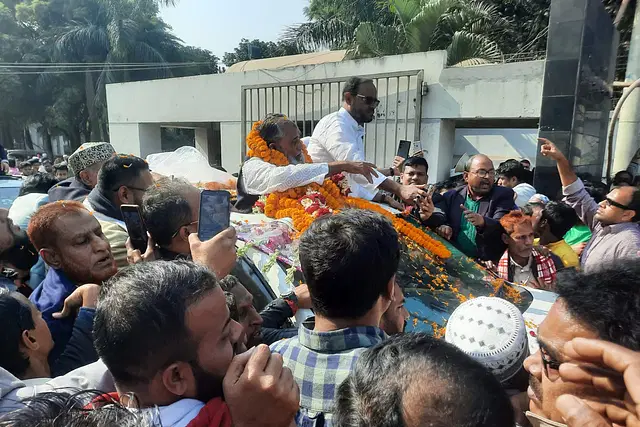 কারাগার থেকে বের হওয়ার পর বিএনপি নেতা আবদুস সালাম পিন্টুকে স্বাগত জানান দলের নেতা–কর্মীরা। আজ মঙ্গলবার গাজীপুরে কাশিমপুর কারাগারের সামনে