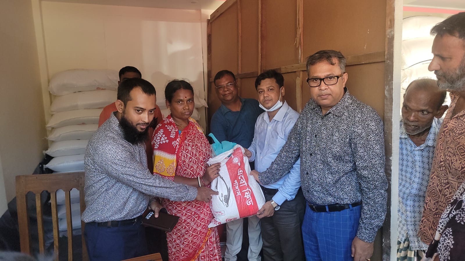 আটা বিক্রি  উদ্বোধন করছেন