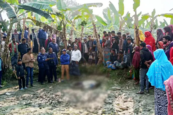 কুষ্টিয়া মিরপুরে আজ সকালে এক নির্মাণশ্রমিকের মরদেহ দেখতে পান স্থানীয় বাসিন্দারা। আজ সকালে ছাতিয়ান ইউনিয়নের ধলশা গ্রামে