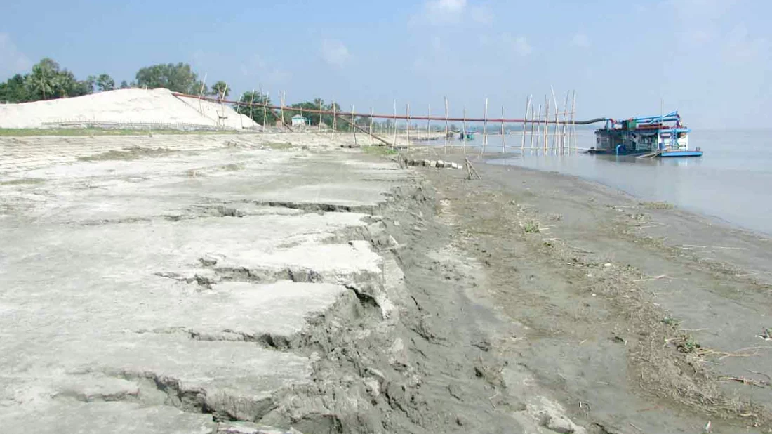 যমুনার ঘুঘুমারি পয়েন্টে ড্রেজার থেকে বালু আনলোড করা হচ্ছে।