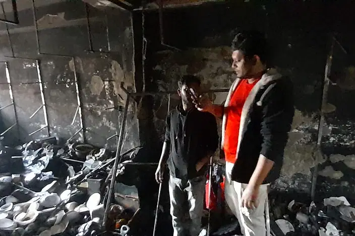 আগুনে পুড়ে যাাওয়া একটি দোকান। রক্ষা করা যায়নি কোনো মালামাল। আজ সকালে শহরের মাইজদী-সোনাপুর মহাসড়কের হকার মার্কেটে