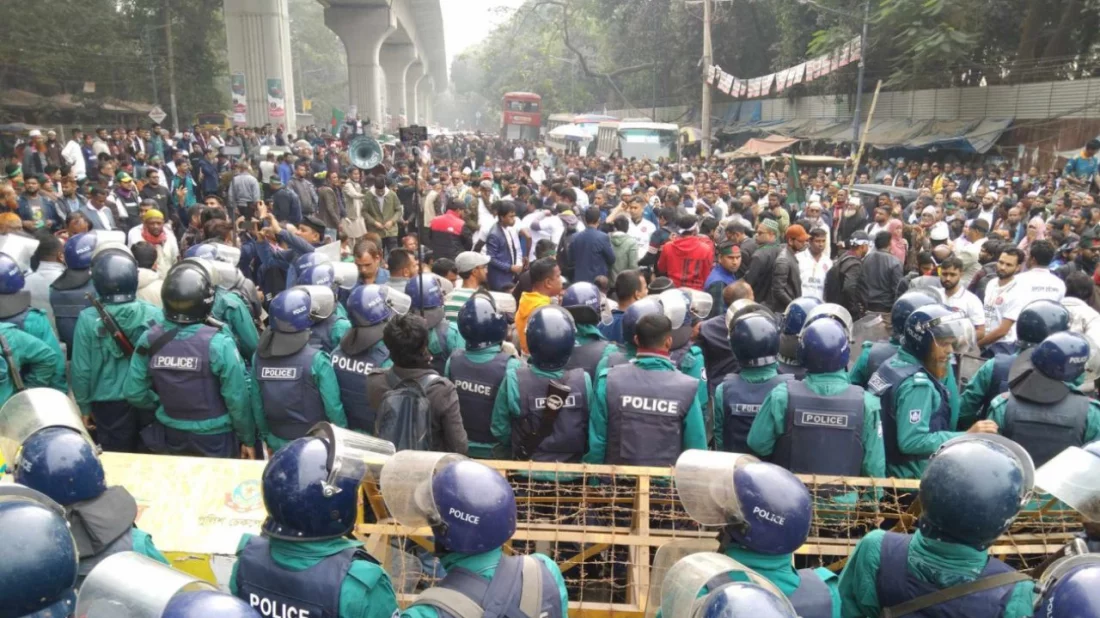 ছাত্র-জনতার পদযাত্রাটি আটকে দেওয়া হয়।