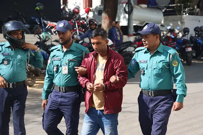 বৈষম্যবিরো:ধী আন্দোলনের কর্মীদের ওপর হামলার সময় পিস্তল হাতে মিঠুন চক্রবর্তী