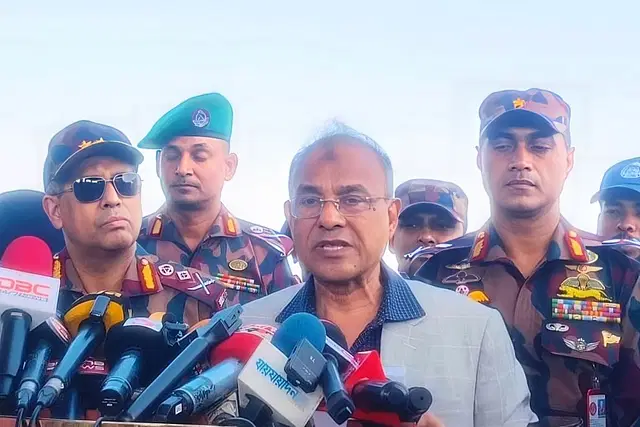 কক্সবাজারের টেকনাফে সীমান্ত এলাকা পরিদর্শন শেষে সাংবাদিকদের বভিন্ন প্রশ্নের উত্তর দেন স্বরাষ্ট্র উপদেষ্টা লেফটেন্যান্ট জেনারেল (অব.) মো. জাহাঙ্গীর আলম চৌধুরী। আজ দুপুরে টেকনাফের দমদমিয়ায় নাফ নদীর তীরে