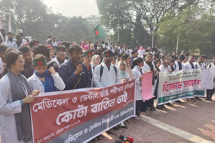 মেডিকেল ও ডেন্টাল ভর্তি পরীক্ষার মুক্তিযোদ্ধা কোটা বাতিলের দাবিতে ডেন্টাল শিক্ষার্থী ও চিকিৎসকেরা বিক্ষোভ সমাবেশ করেছেন। কেন্দ্রীয় শহীদ মিনার, ঢাকা, ২০ জানুয়ারি