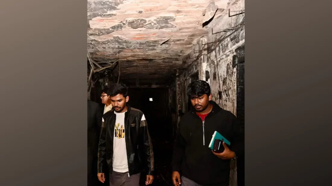 বাংলাদেশ সচিবালয়ের ৭ নম্বর ভবনে অগ্নিকাণ্ডের স্থল আজ বৃহস্পতিবার পরিদর্শন করেন উপদেষ্টা আসিফ মাহমুদ সজীব ভূঁইয়া