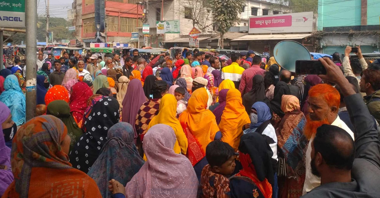 বন্ধু মিতালী ফাউন্ডেশনে জমা করা আমানতের টাকা ফেরতের দাবিতে নওগাঁ শহরের মুক্তির মোড়ে গ্রাহকেরা সড়ক অবরোধ করতে গেলে পুলিশের বাধার মুখে পড়ে