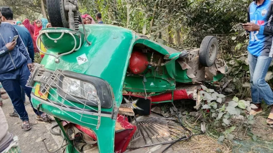 পাবনার সাঁথিয়ায় উপজেলায় ইট বোঝাই ট্রলির ধাক্কায় সিএনজিচালিত অটোরিকশার দুই যাত্রী নিহত হয়েছেন
