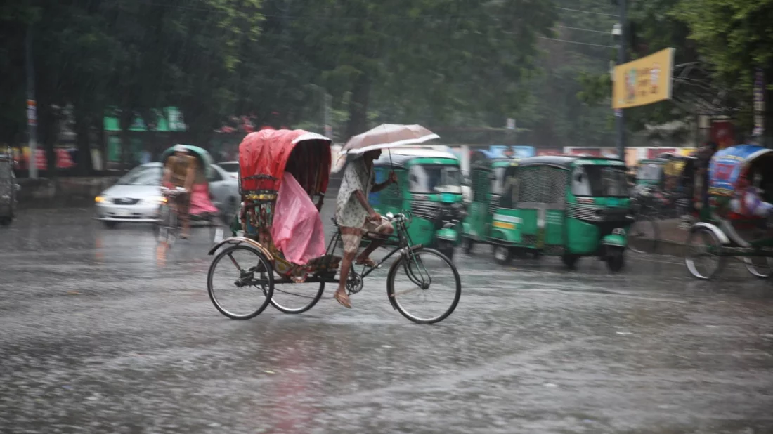 লঘুচাপের প্রভাবে ঢাকা, খুলনা, বরিশাল ও চট্টগ্রাম বিভাগের কোথাও কোথাও শুক্রবার সকাল ৬টা থেকে পরবর্তী ৭২ ঘণ্টায় মাঝারি থেকে ভারি বৃষ্টি হতে পারে।