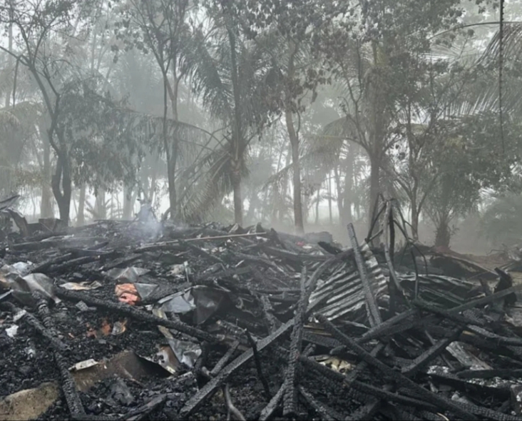 পটুয়াখালীর কলাপাড়ায় মঙ্গলবার দিনগত রাতে কনটেন্ট ক্রিয়েটর কাফির বাড়িতে আগুনের ঘটনা ঘটে।