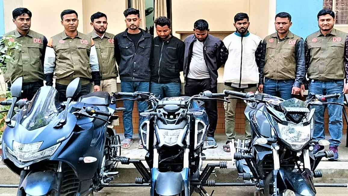 টাঙ্গাইলে ২৭ মামলার আসামি আল আমিনসহ ডাকাত চক্রের ৪ সদস্যকে গ্রেফতার করেছে জেলা গোয়েন্দা পুলিশ (ডিবি-দক্ষিণ)। একইসঙ্গে ছিনতাইকৃত ৩টি মোটরসাইকেল উদ্ধার করা হয়েছে।