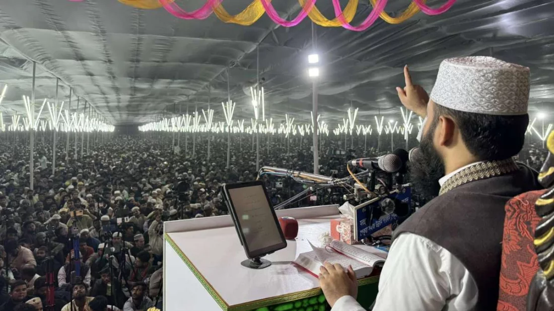 ২৭ ডিসেম্বর কক্সবাজারের পেকুয়ায় এক মাহফিলে ড. মিজানুর রহমান আজহারী।ছবি: মিজানুর রহমান আজহারীর ফেসবুক পেজ থেকে নেওয়া।
