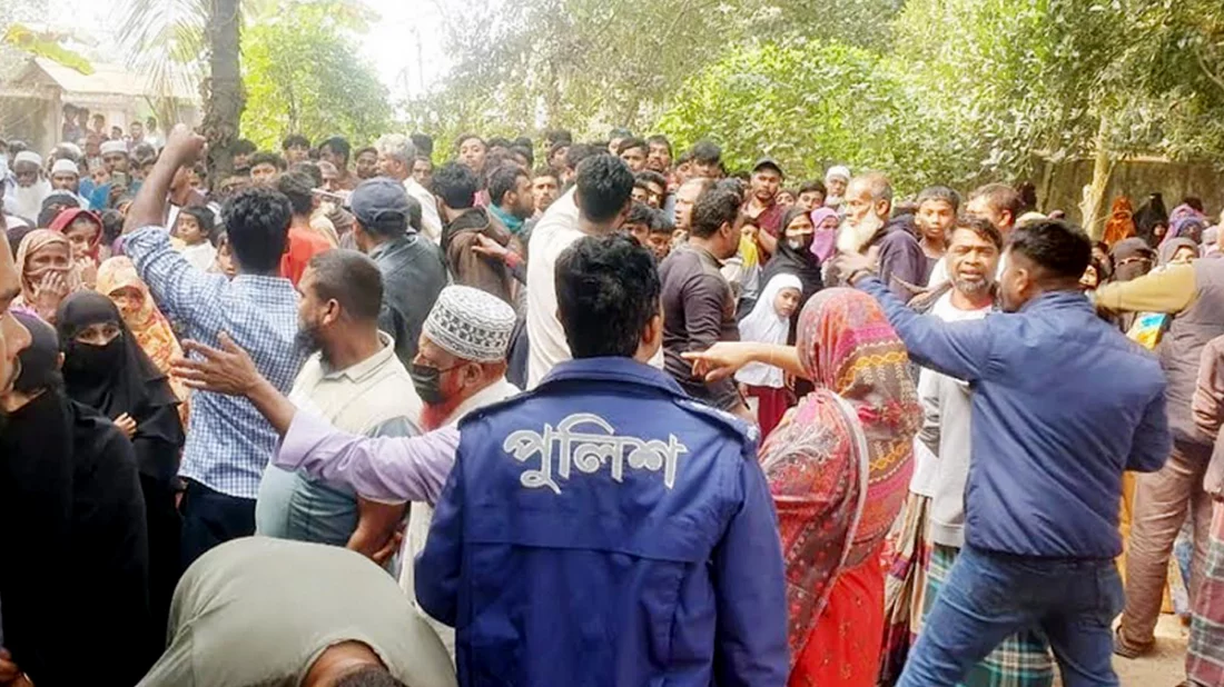 কুমিল্লার চৌদ্দগ্রাম উপজেলার ঘোলপাশা ইউনিয়নের ধনুসাড়া গ্রামের একটি বসতঘরের টয়লেটের ট্যাংকির ভিতর থেকে সাহেদা আক্তার নামে এক নারীর লাশ উদ্ধার করা হয়েছে