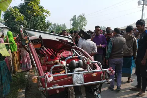দুর্ঘটনায় দুমড়েমুচড়ে যাওয়া অটোরিকশা। বুধবার দুপুরে ভূরুঙ্গামারী উপজেলায় সোনাহাট স্থলবন্ধর সড়কের ঘুন্টিঘর এলাকায়