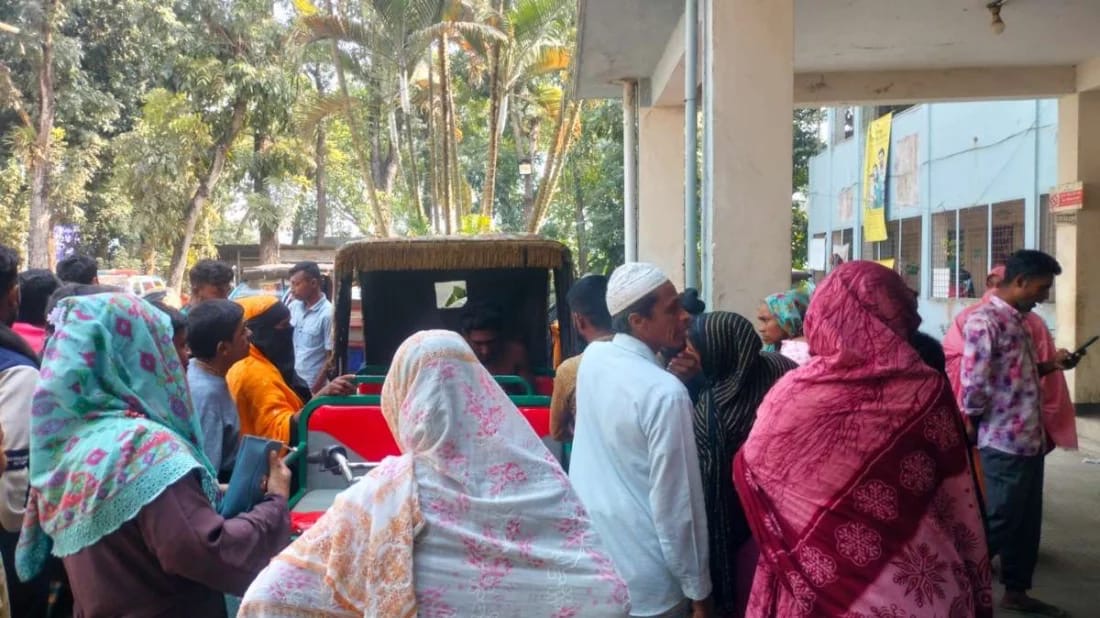 হাসপাতালে জড়ো হয়েছেন নিহত ও আহতদের স্বজনরা।