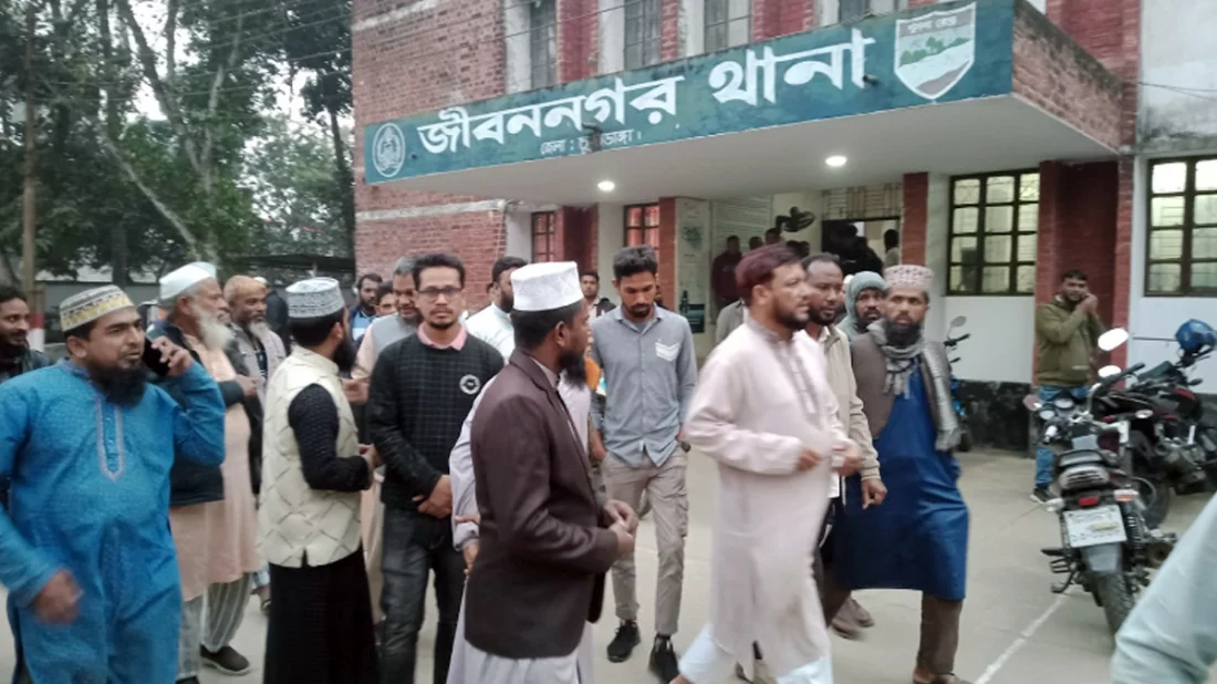 বিএনপির নেতাকর্মীদের নামে মামলা রেকর্ড করতে জামায়াতে ইসলামীর শতাধিক নেতাকর্মী থানা ঘেরাও করে