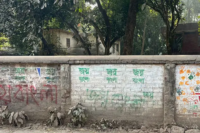 রাজশাহীর বাগমারায় বিভিন্ন দেয়ালে ‘জয় বাংলা’ স্লোগান লেখা হয়েছে। শুক্রবার সকালে চানপাড়া এলাকায়