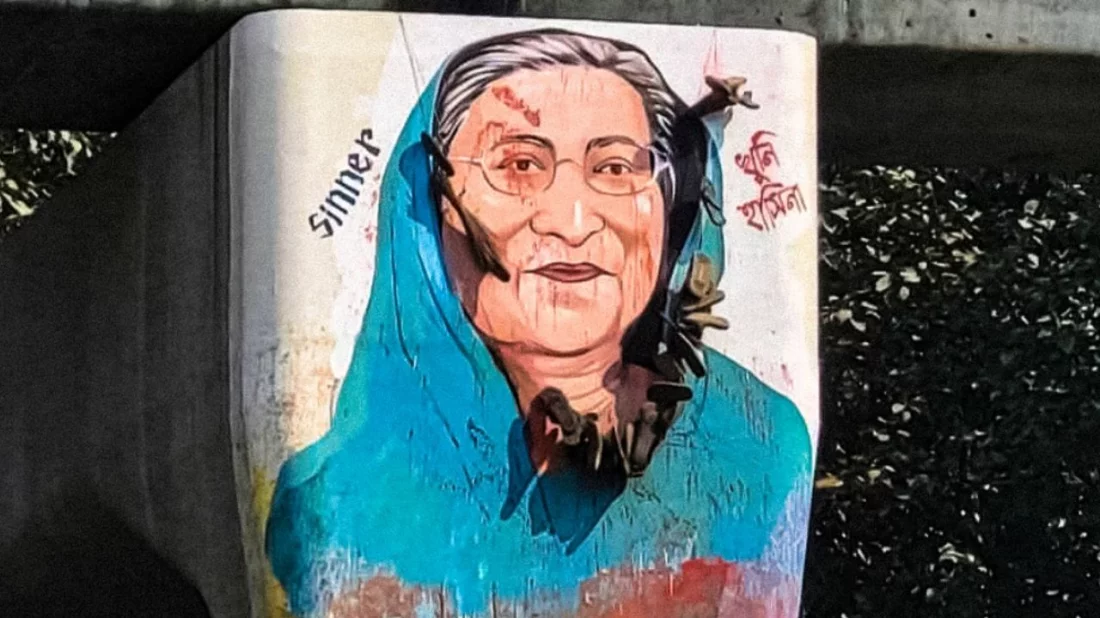 ঢাকা বিশ্ববিদ্যালয়ের রাজু ভাস্কর্যের পাশে মেট্রোরেলের পিলারে নতুন করে আঁকা শেখ হাসিনার গ্রাফিতি,