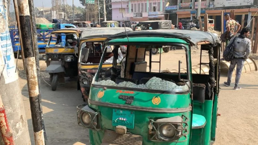 সিএনজিচালিত অটোরিকশা স্ট্যান্ডে বাস শ্রমিকদের হামলা।