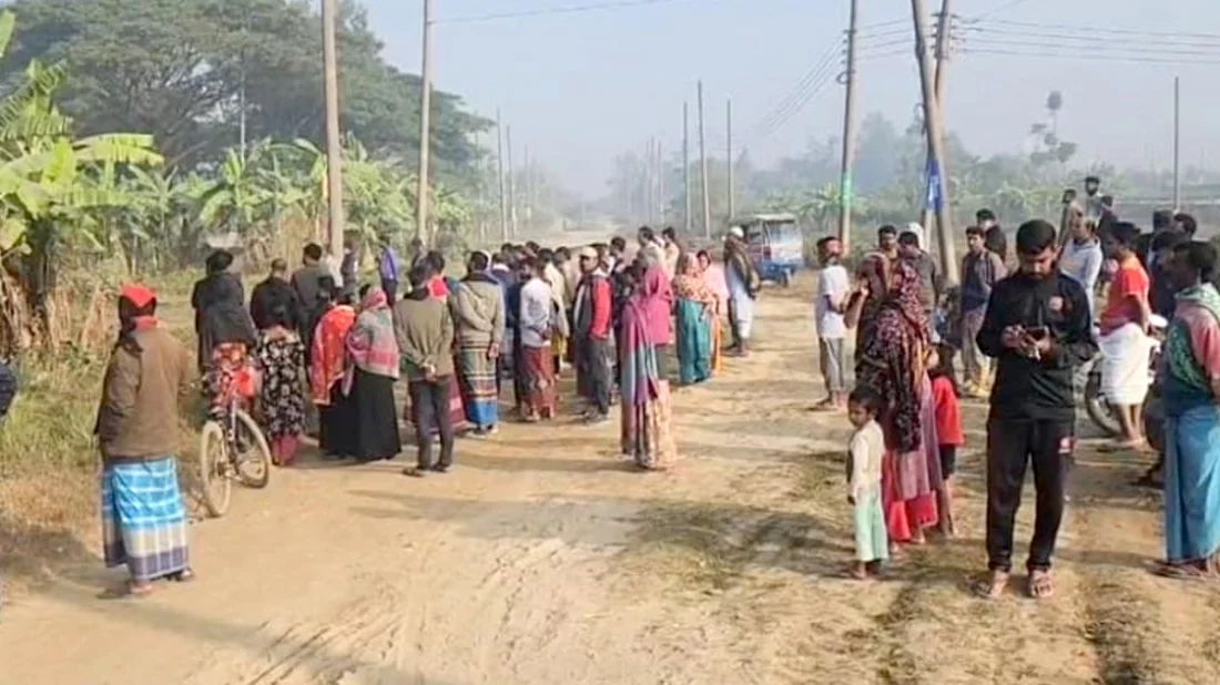 গুতিয়াবো সরকারি প্রাথমিক বিদ্যালয়ের সামনের সড়কের পাশে এক নারীর গ/লা/কা/টা ম/র/দে/হ পড়ে থাকতে দেখে স্থানীয়রা।