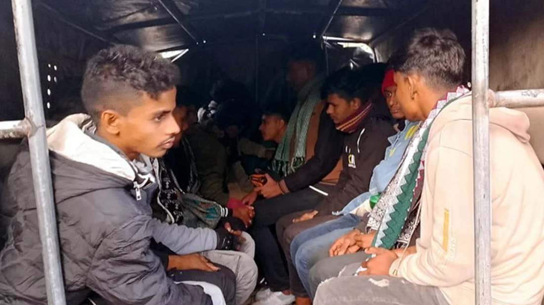 কিশোরগঞ্জে খেজুরের রস পান করে ‘জয় বাংলা স্লোগান’ দেয়ায় ১৫ যুবককে কারাগারে পাঠিয়েছেন আদালত।