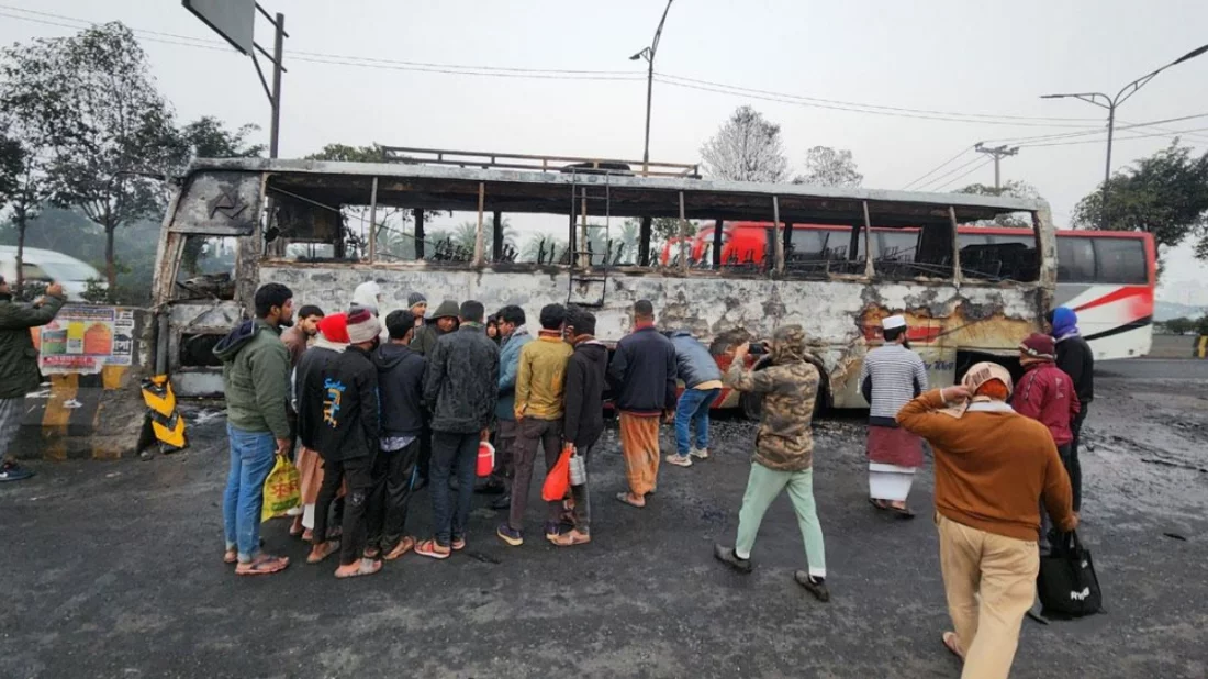 সাভারে বাস ও অ্যাম্বুলেন্সের সংঘর্ষে গ্যাস সিলিন্ডার বিস্ফোরণে চারজন নিহত হয়েছেন।