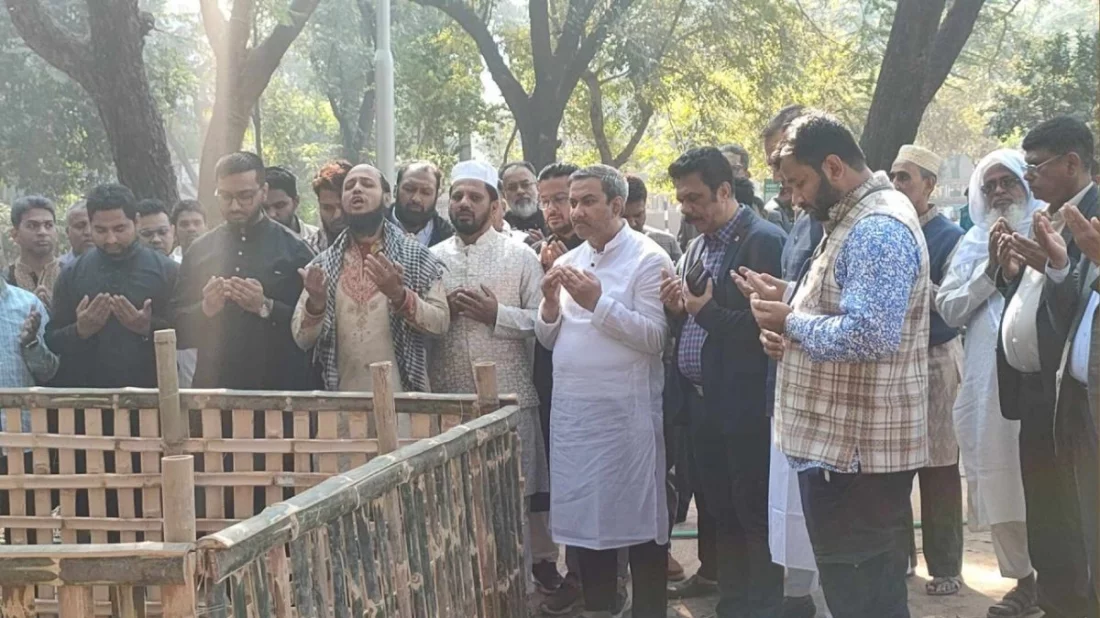 বিভিন্ন শ্রেণী ও পেশার মানুষের গভীর শ্রদ্ধা নিয়ে মিরপুর বুদ্ধিজীবী কবরস্থানে চিরনিন্দ্রায় শায়িত হলেন বেসামরিক বিমান পরিবহন ও পর্যটন মন্ত্রণালয় এবং ভূমি মন্ত্রণালয়ের উপদেষ্টা এ এফ এম হাসান আরিফ।