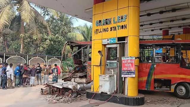 গ্যাস রিফিলের সময় বিস্ফোরণে উড়ে গেছে বাসের একাংশ। এতে ঘটনাস্থলেই এক যাত্রীর মৃত্যু হয়। আহত হন আরও তিনজন। আজ ভোরে লক্ষ্মীপুর পৌর শহরের ইসলাম মার্কেট এলাকায় গ্রিন লিফ ফিলিং স্টেশনে