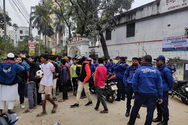কুমিল্লা নগরে প্রকাশ্যে কিশোর গ্যাংয়ের অস্ত্রের মহড়ার পর ঘটনাস্থলে আইনশৃঙ্খলা রক্ষাকারী বাহিনী ও স্থানীয় জনতা। শুক্রবার বিকেলে নগরের কান্দিরপাড় এলাকায়