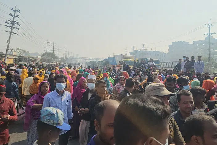 গাজীপুরের কোনাবাড়ীতে বন্ধ কারখানা খুলে দেওয়ার দাবিতে শ্রমিকদের বিক্ষোভ। আজ সোমবার সকালে