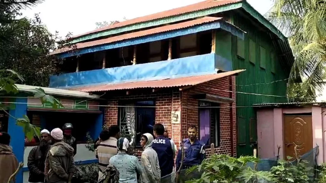 পটুয়াখালীর কলাপাড়ায় সাবেক এক সেনা সদস্যের বাড়িতে ঢুকে তার স্ত্রী শাহনাজ পারভিন লাকীকে হাত-পা ও মুখ বেঁধে হত্যার পর মালামাল ও নগদ টাকা লুট করে নিয়েছে দুর্বৃত্তরা