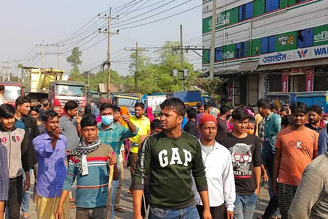 বেতনের দাবিতে একটি পোশাক কারখানার শ্রমিকেরা চন্দ্রা-নবীনগর সড়ক অবরোধ করেন। বৃহস্পতিবার সকাল ১০টার দিকে গাজীপুরের কালিয়াকৈর উপজেলার চন্দ্রা পশ্চিমপাড়া এলাকায়