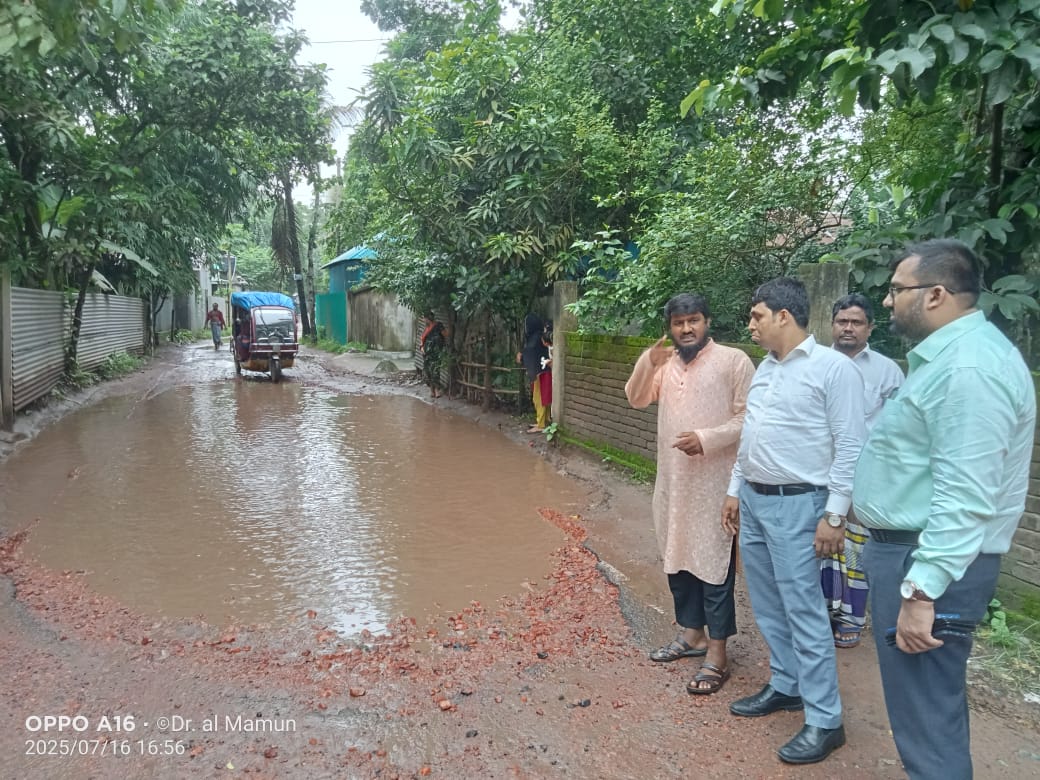 **এলেংগা-মগড়া সড়কের ভাঙাচোরা রাস্তা পরিদর্শনে ইউএনও ও এলজিইডি কর্মকর্তারা**