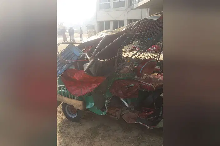 চট্টগ্রামের দোহাজারীর বিওসি মোড়ে সড়ক দুর্ঘটনায় দুমড়েমুচড়ে যাওয়া সিএনজিচালিত অটোরিকশা। আজ ভোরে