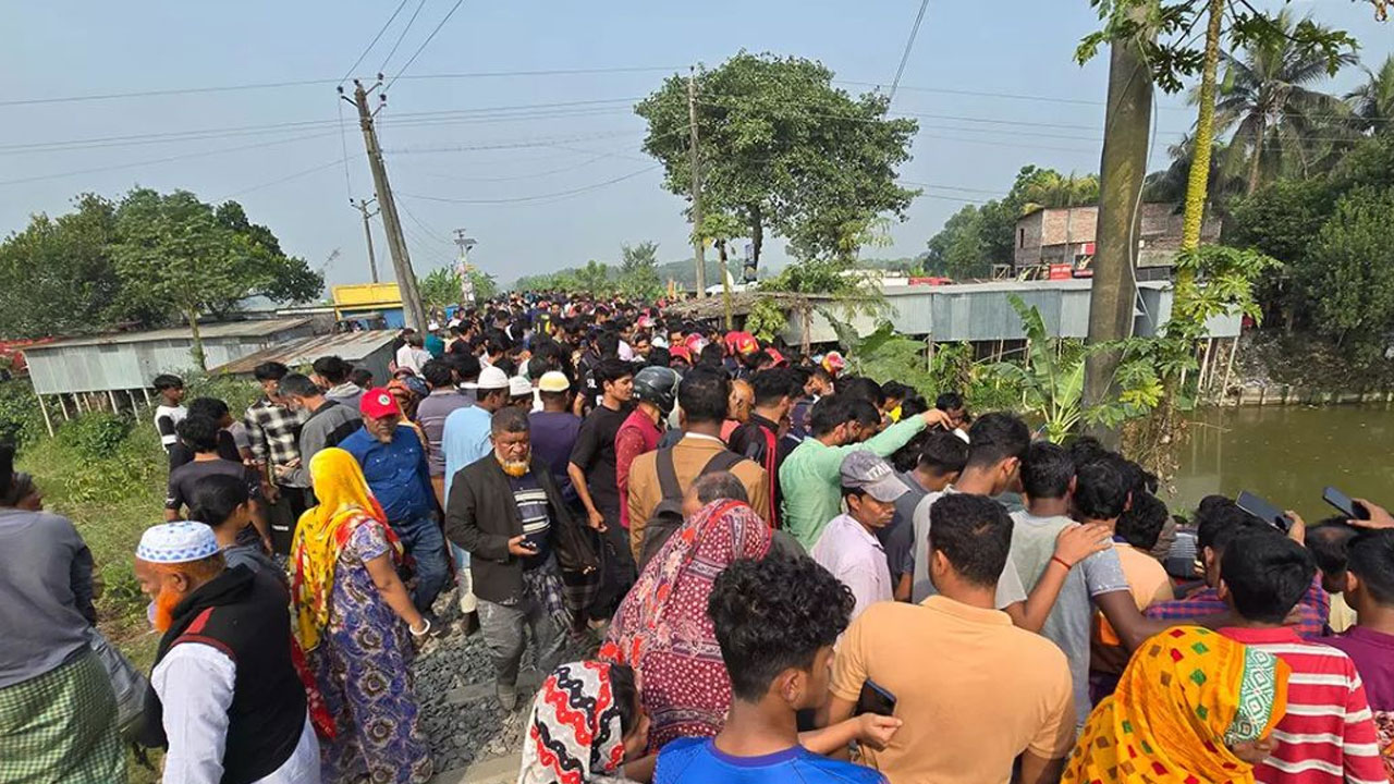 ফরিদপুরে রেলক্রসিংয়ে ট্রেনের ধাক্কায় মাইক্রোবাস খাদে ছিটকে পড়েছে। এতে অন্তত পাঁচজন নিহত হয়েছেন। তিনজন ঘটনাস্থলে ও বাকি দুইজন ফরিদপুর মেডিকেল কলেজ হাসপাতালে নেওয়া হলে তাদের মৃত ঘোষণা করা হয়।