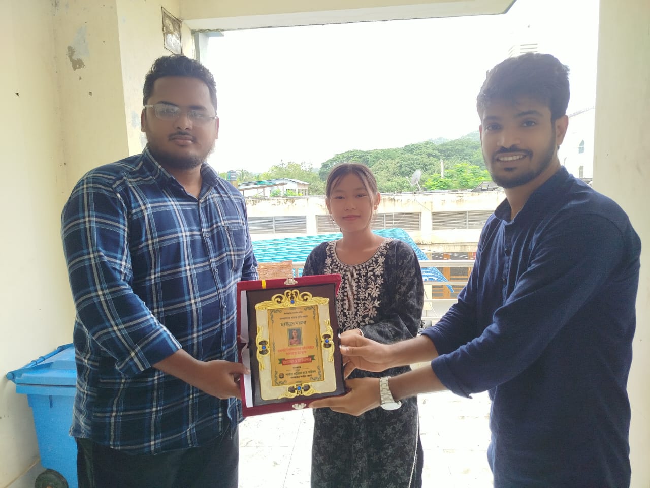 পড়াশোনা অনিশ্চিত হওয়া লামা উপজেলার ছাইনুমে মারমার পাশে পার্বত্য চট্টগ্রাম ছাত্র পরিষদ